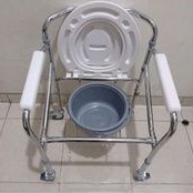 Comode Kursi BAB Commode Chair Bisa Lipat Dengan Roda/kursi puk lansia