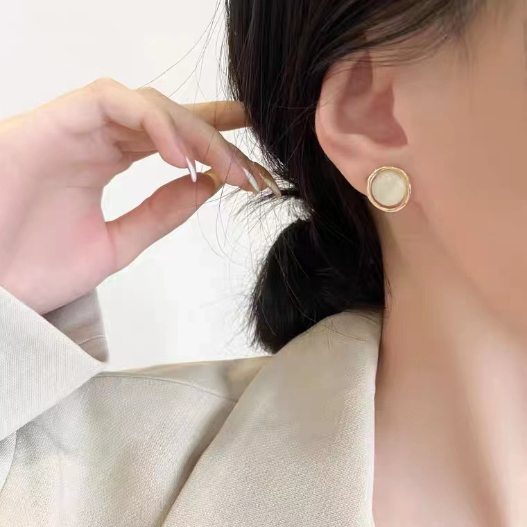 Anting Tusuk Bentuk Bulat Bahan Kaca Gaya Retro Korea Untuk Wanita