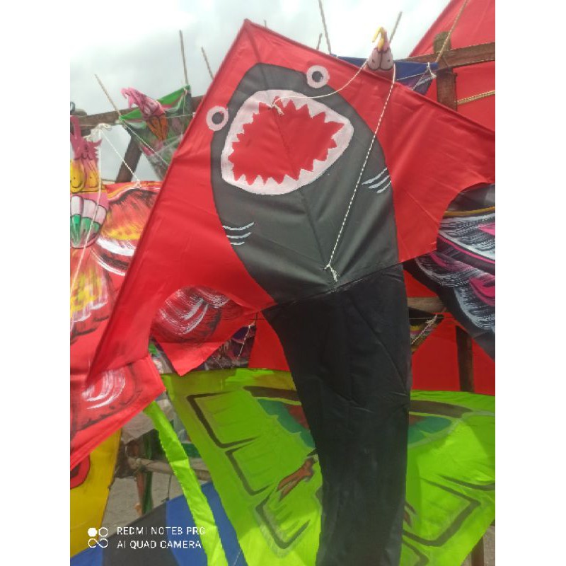 layangan kain layang layang ikan hiu. panjang 3 meter