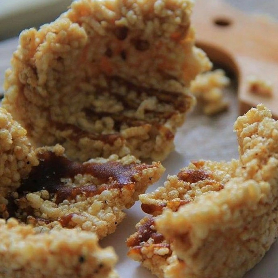 

Piscoklegit_ Intip / Kerak Nasi Orion Rasa Asin Dan Manis Oleh - Oleh Khas Solo
