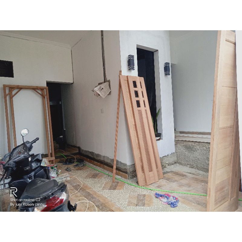 Pintu kayu minimalis
