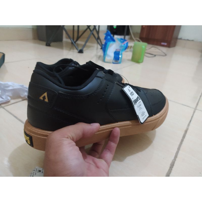 AEROSTREET HOOPS LOW BLACK GUM SIZE 44 BNIB FULL TAG