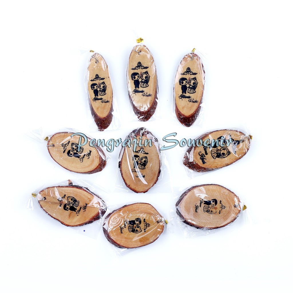 Souvenir Pernikahan Gantungan Kunci Pengantin Kayu | Souvenir Pengantin Kayu