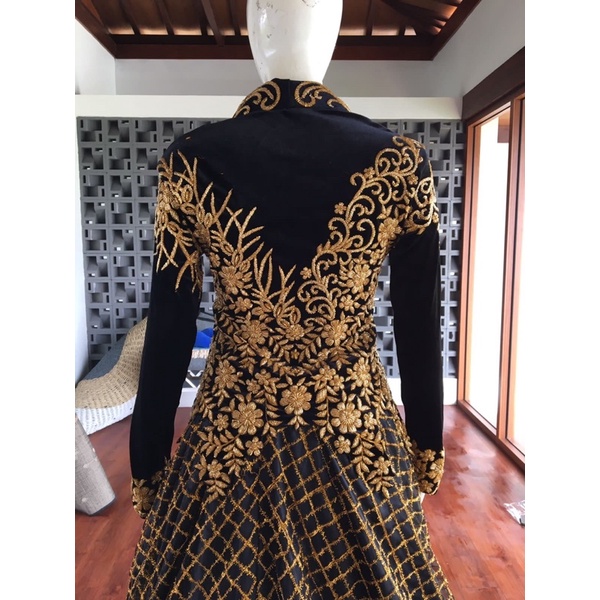 Kebaya kutubaru ekor