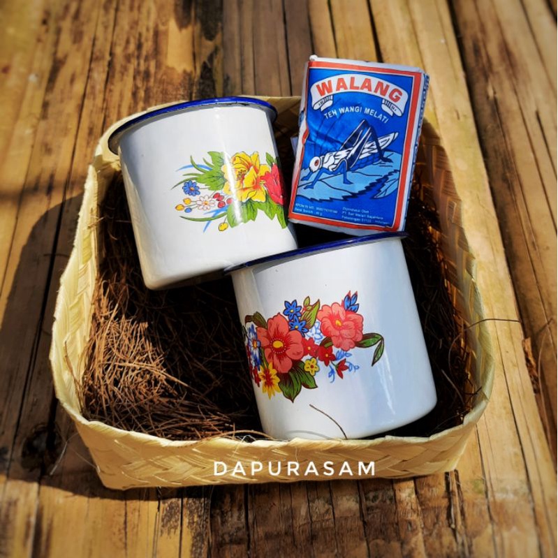 

Set Hampers Besek 3 - 2 Gelas Enamel 7cm + Teh + Kartu ucapan Kado Pernikahan Wisuda