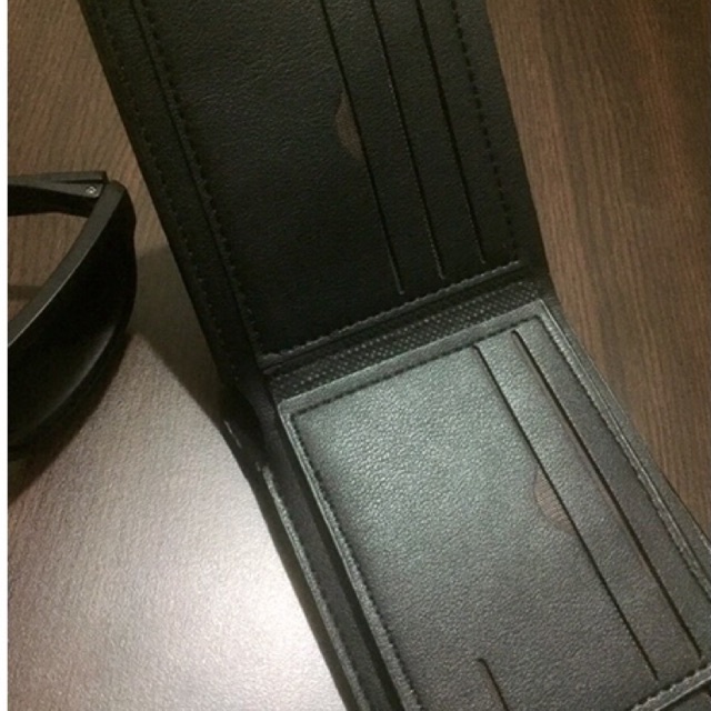 dompet keren dan elegant bahan kulit sintetis terbaik dari luar negeri model lipat dua tidur logo besi anti karat gratis kotak dompet #dompet #dompetkeren #dompetlipat #dompetcowok #dompetpria