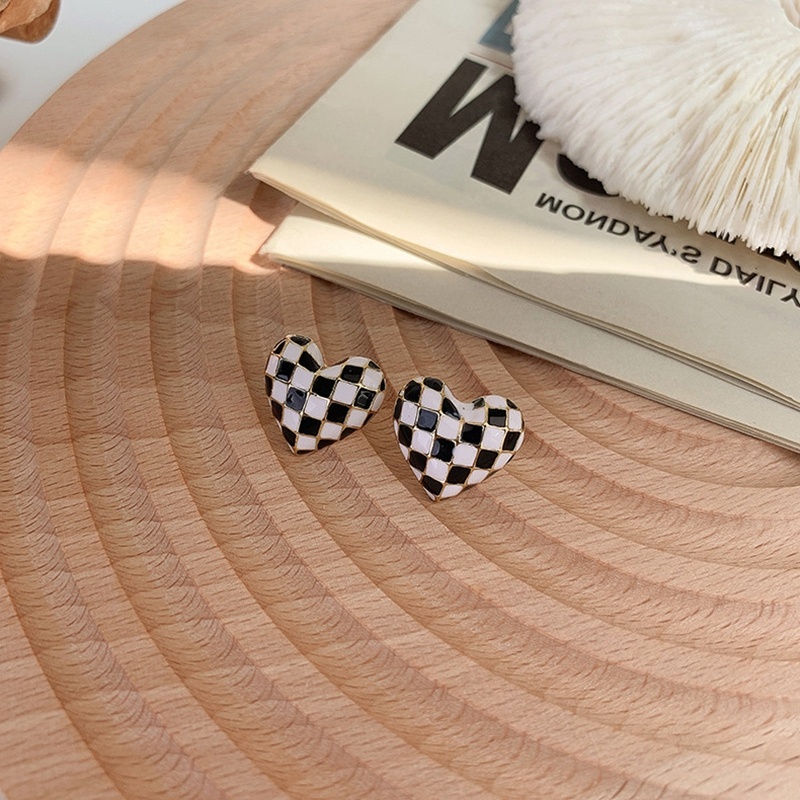 Anting Tusuk Gantung Desain Hati + Papan Catur Warna Hitam / Putih Gaya Mewah Untuk Wanita