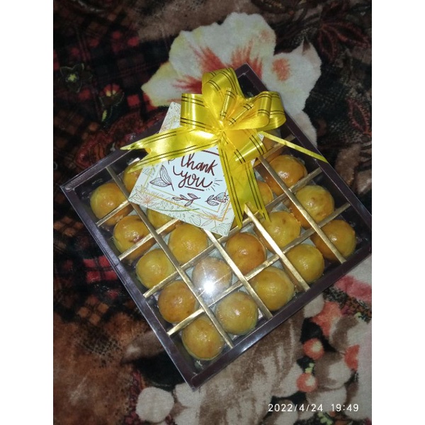

hampers nastar klasic,isi 25 pcs dgn berat 800gr diameter 3,5 cm.. cocok buat buah tangan ketika berkunjung ke relasi kerja