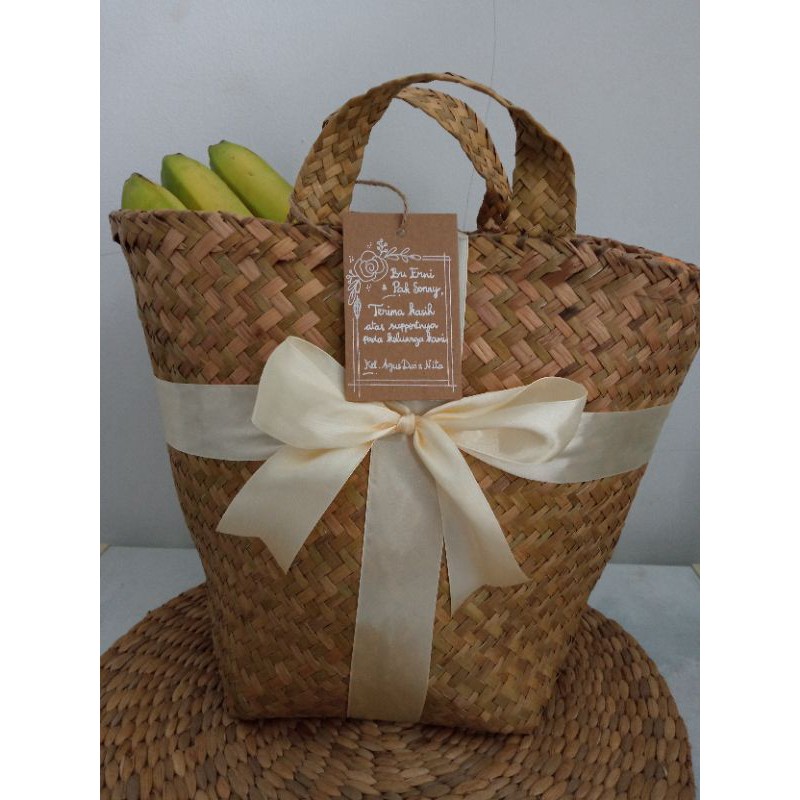 

Hampers Buah Tas Anyam