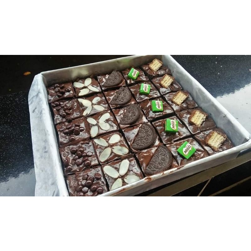 

FUDGY BROWNIES,, BROWNIES SHYNY CRUST, BROWNIES PANGGANG, HAMPERS FUDGY, BROWNIES HAMPERS, BROWNISE MURAH,BROWNIES ENAK