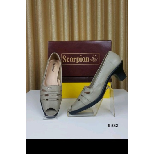 Sepatu scorpion