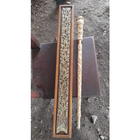 Kotak kayu ukir tempat tongkat komando