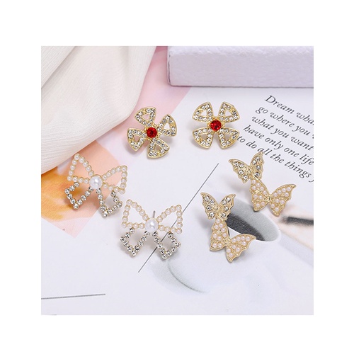 LRC Anting Fashion Golden Flower Diamond Alloy Hollow Stud Earrings