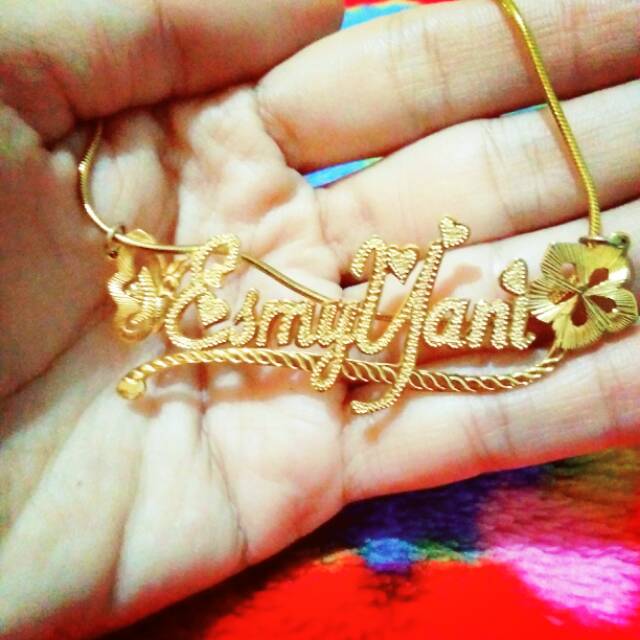 Kalung nama kuningan berlapis emas