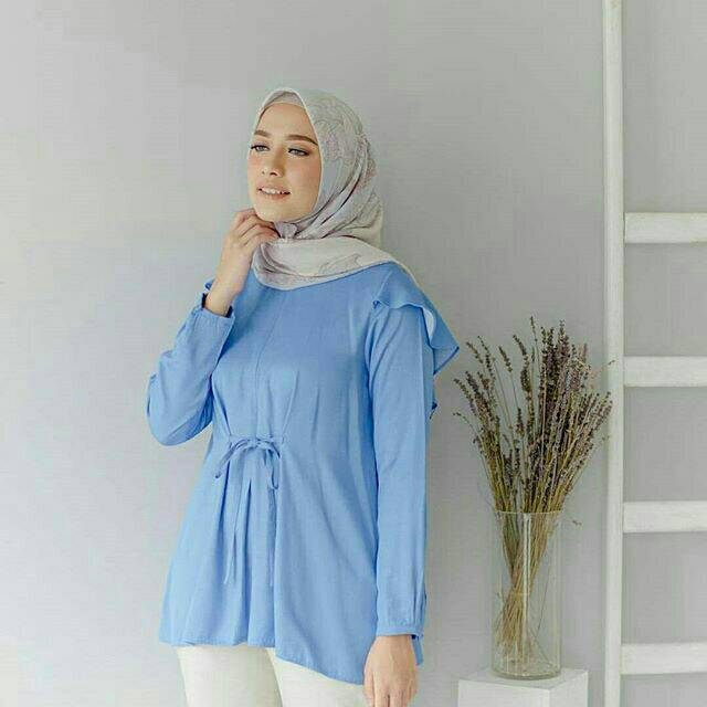 Emily Blouse wearing klamby