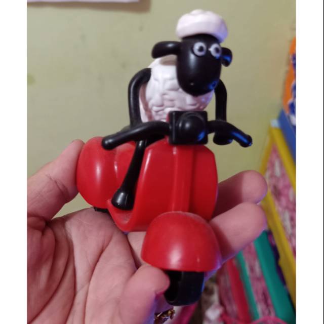 Mainan KFC shaun the sheep vespa
