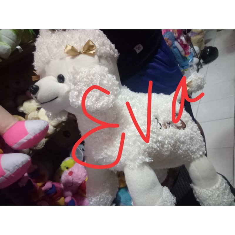 Boneka anjing putih besar