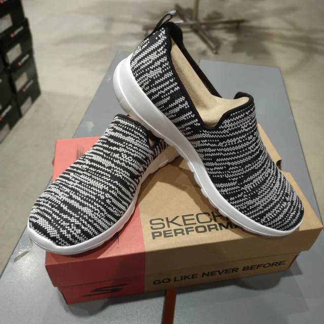 Sepatu cewek SKECHERS Slip on | Shopee Indonesia