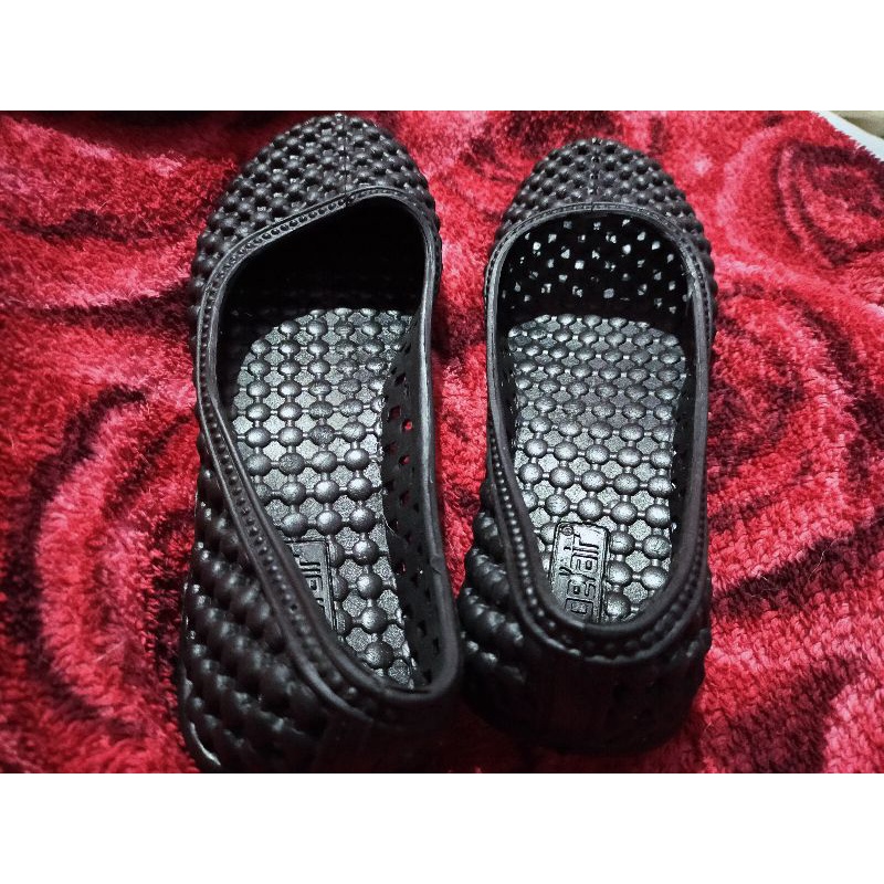 sepatu karet jarum lubang flat shoes