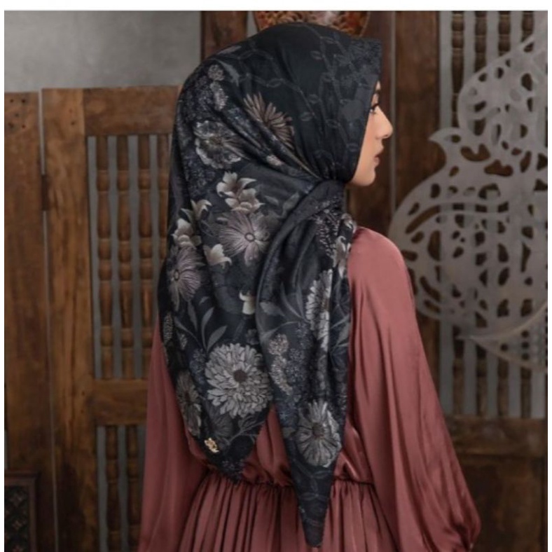 sandhya scraf by Heaven lights