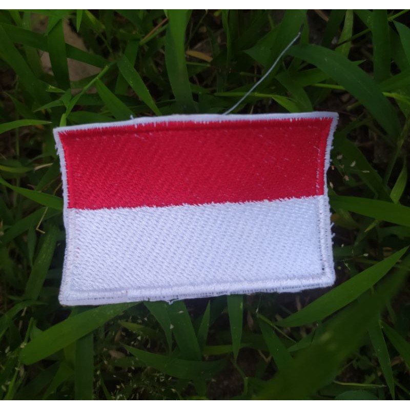 Badge / Emblem bordir bendera merah