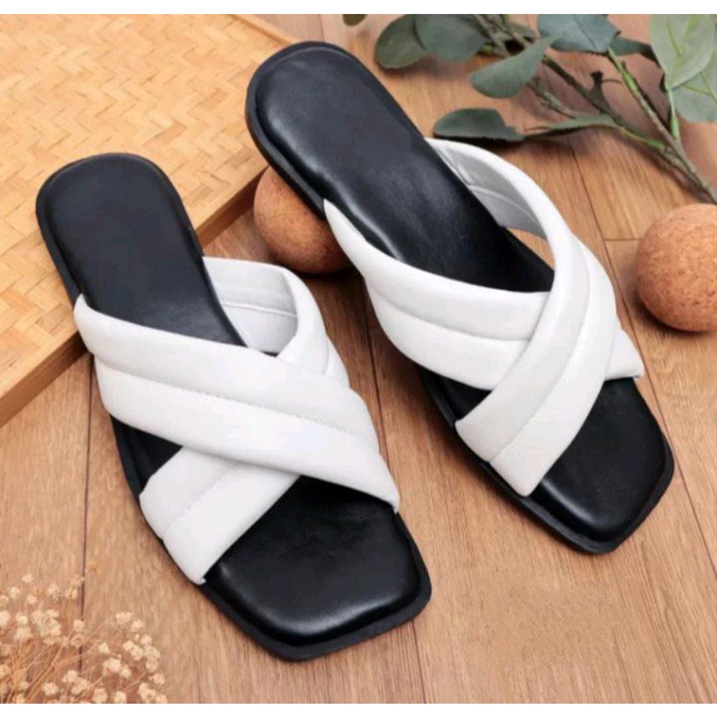 Sandals Wanita Full Busah Flat Silang Sandal Empuk Kekinia Sendal Wanita Flatpom Lussy Sandal Bantal Trendy Sandal Teplek wanita