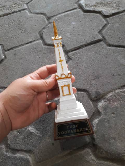 MINIATUR TUGU JOGJA BAHAN KAYU UKURAN 20x7x7 cm - SOUVENIR YOGYAKARTA - DEKORASI RUMAH MURAH