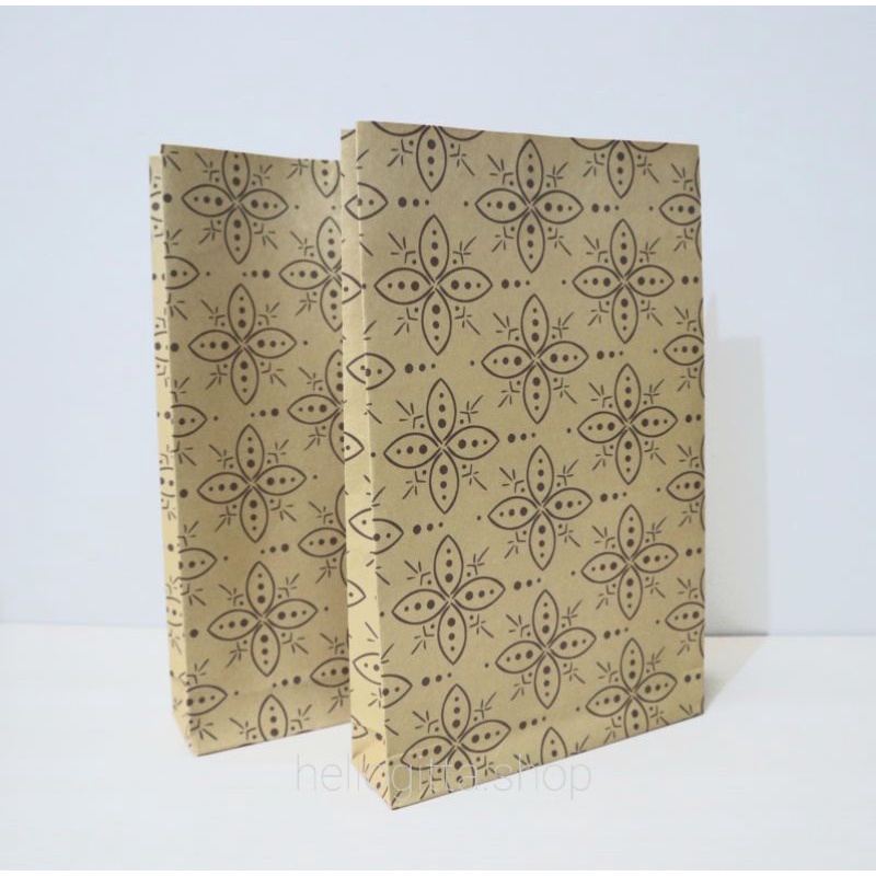 

KANTONG KADO MOTIF BATIK/PAPER BAG MOTIF BATIK