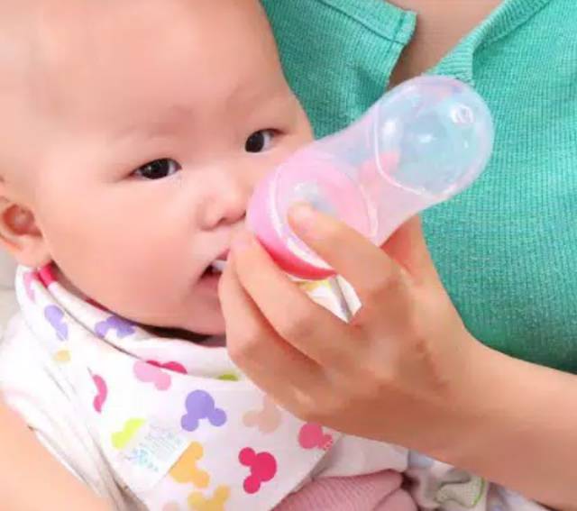 Sendok Makan Bayi Mpasi Botol Silikon / baby spoon dispenser