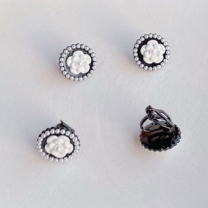 Anting Klip Tanpa Tindik Desain Bunga Hitam Putih Gaya Vintage Untuk Wanita