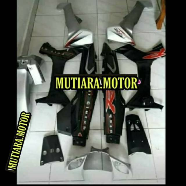 cover full body halus F1ZR hitam silver