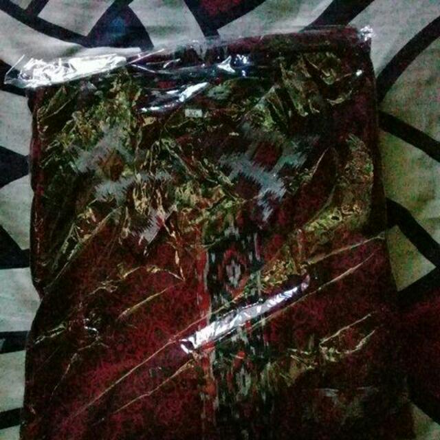 Kemeja Batik Pria Lengan Panjang Motif Bulu Merak Megamendung