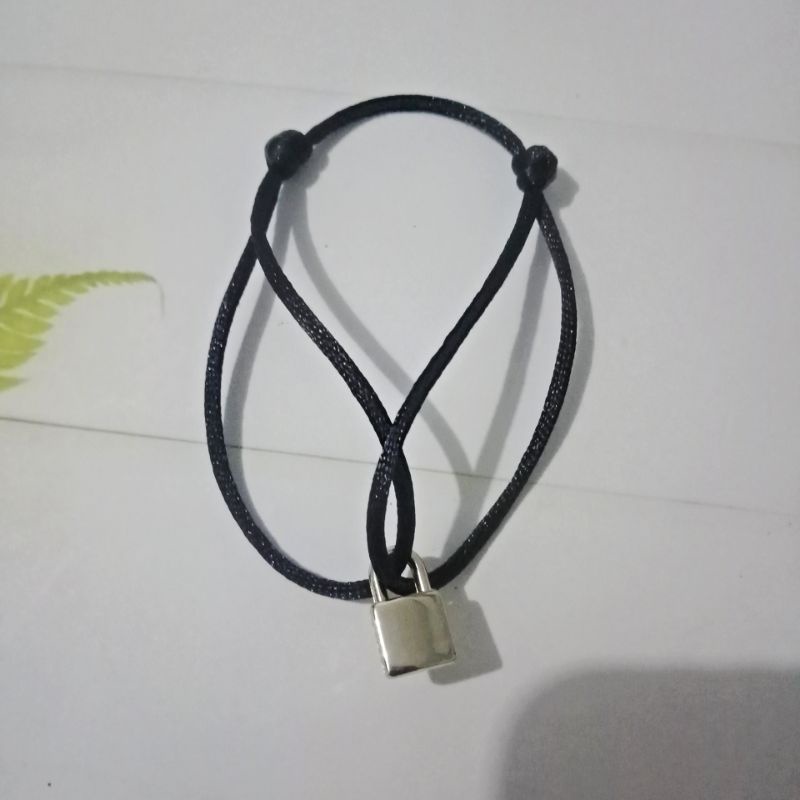 gelang taehyung bts v gembok