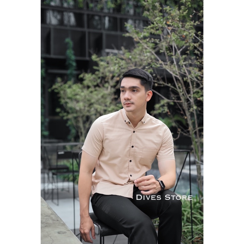 Kemeja pria polos slimfit kasual basic HeM lengan pendek krem