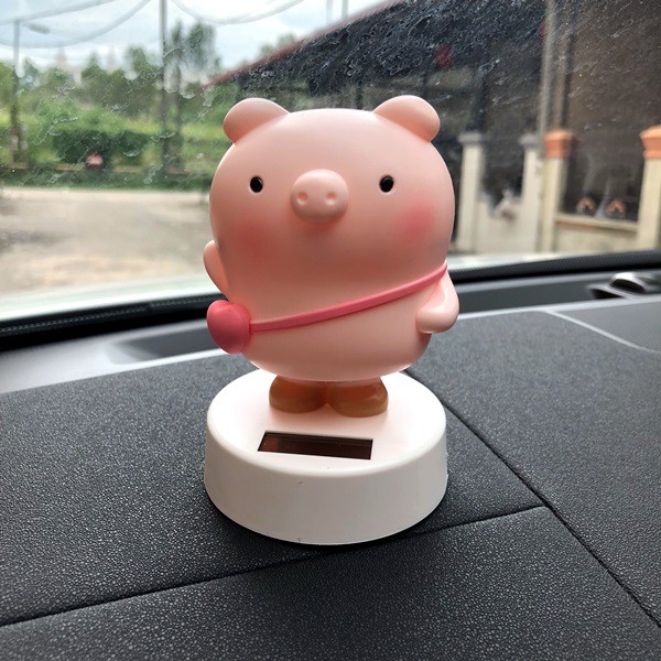 PIGGY Pajangan Figure Goyang Kepala Mobil Solar Power