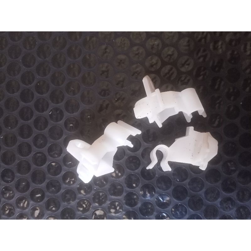 cantolan dudukan tiang kap mesin mobil Agya/Ayla thn 2010 s/d 2015