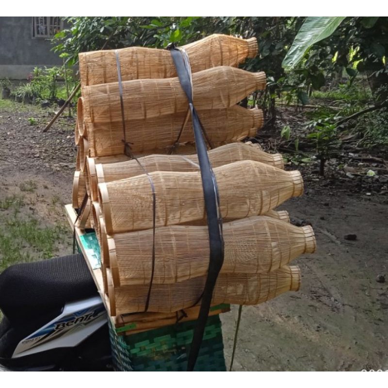 Bubu atau wuwu dari bambu perangkap ikan di parit