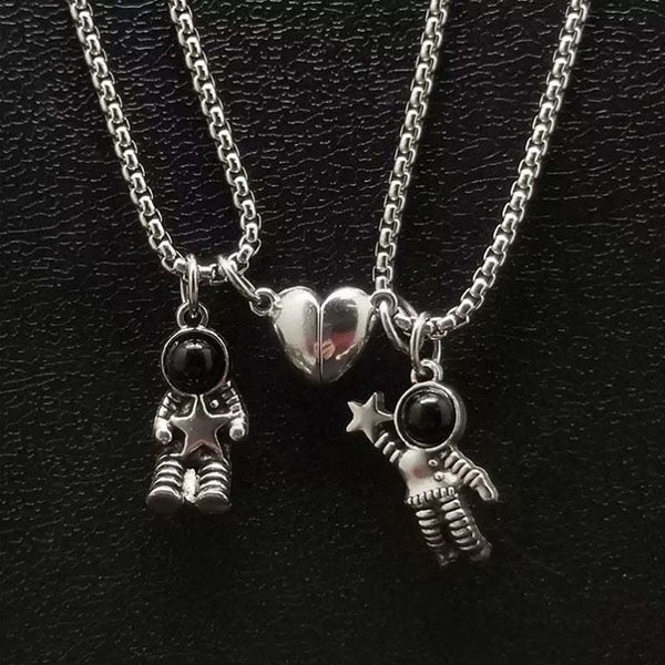 kalung couple [sudah 1 pasang / 2 pcs]  astronaut spaceman magnetic couple necklace  (3E1) jka229