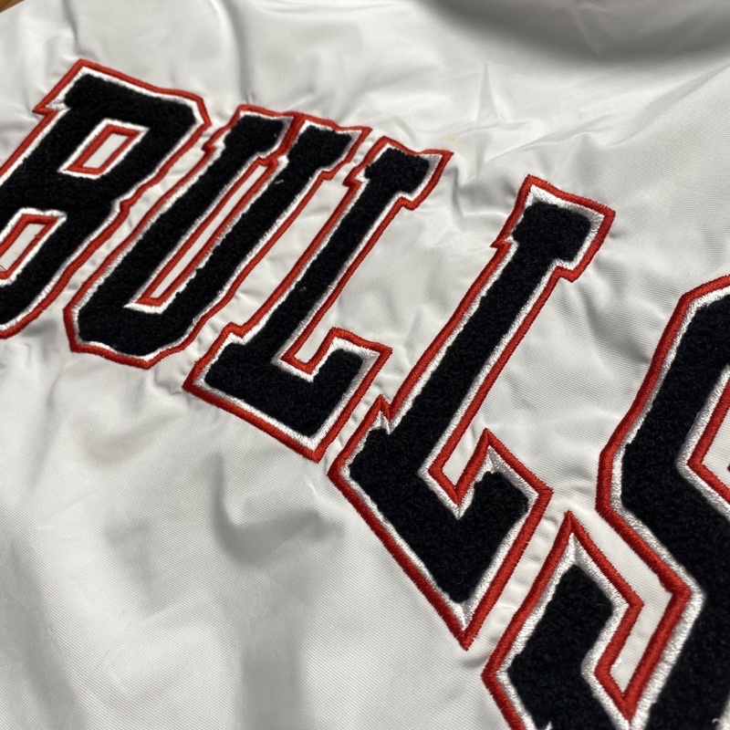 VARSITY JACKET BULLS - CHI PUTIH BORDIR BULU HITAM