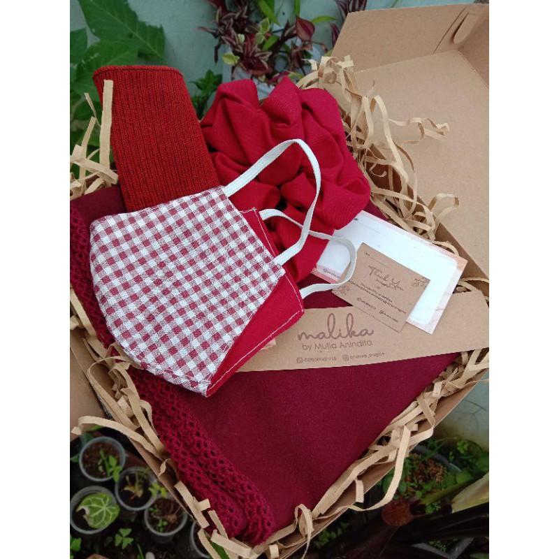 

(Size M+) HAMPERS HIJAB/ KADO/ GIFT BOX/ WEDDING GIFT/ KADO ULTAH/ KADO WISUDA