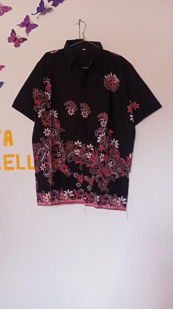 Kemeja Batik Pria Sakura Merah Warna Dasar Hitam