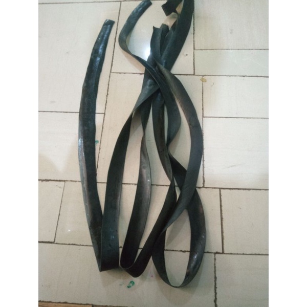 TALI KARET SERBAGUNA BAN DALAM BEKAS UNTUK MENGIKAT.