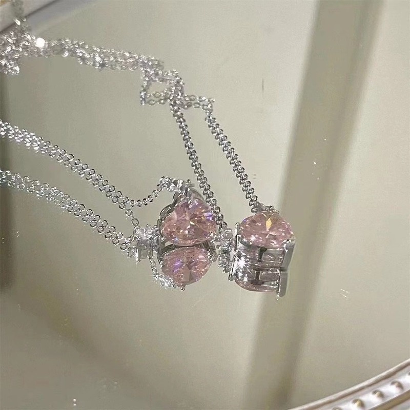 Kalung Dengan Liontin Bentuk Hati Aksen Berlian Warna Pink Untuk Perempuan