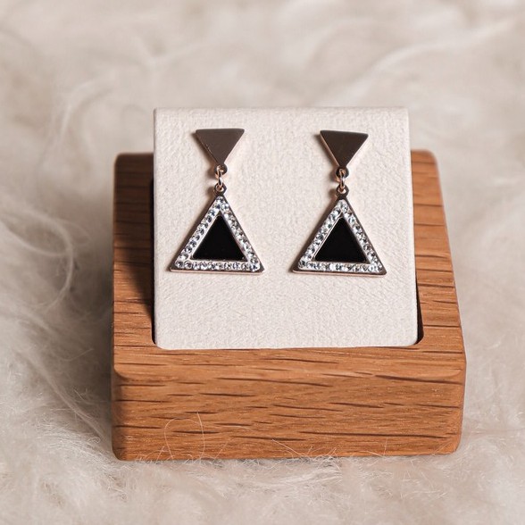 GG Anting Tusuk Segitiga Swaroski Titanium Lapis Emas 18#AT-161S