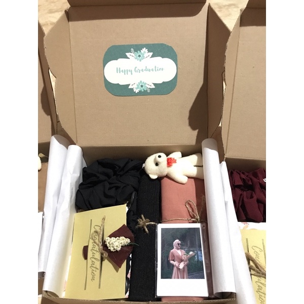 

KADO ULANG TAHUN CEWEK WISUDA HAMPERS LEBARAN HIJAB MURAH CUSTOME | GIFTBOX KADO PERNIKAHAN SOUVENIR
