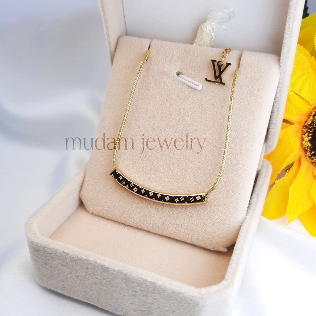 Kalung Titanium Smile L* dan Chnl Model Simple dan Elegan Tersedia Warna Rose Gold dan gold