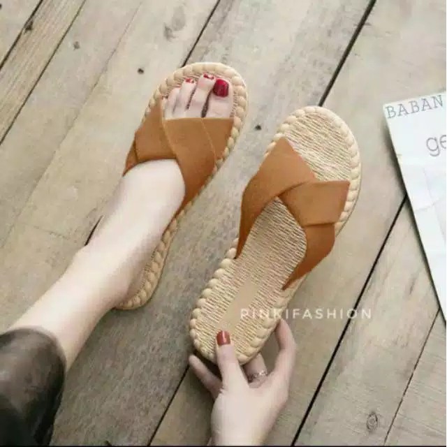SANDAL ANYAM WANITA SILANG