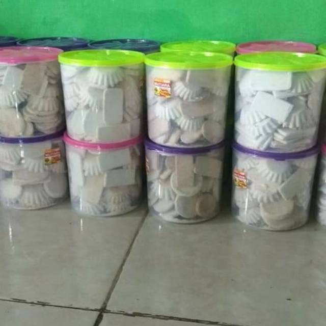 

Kue sagon / kue satu / kue beras