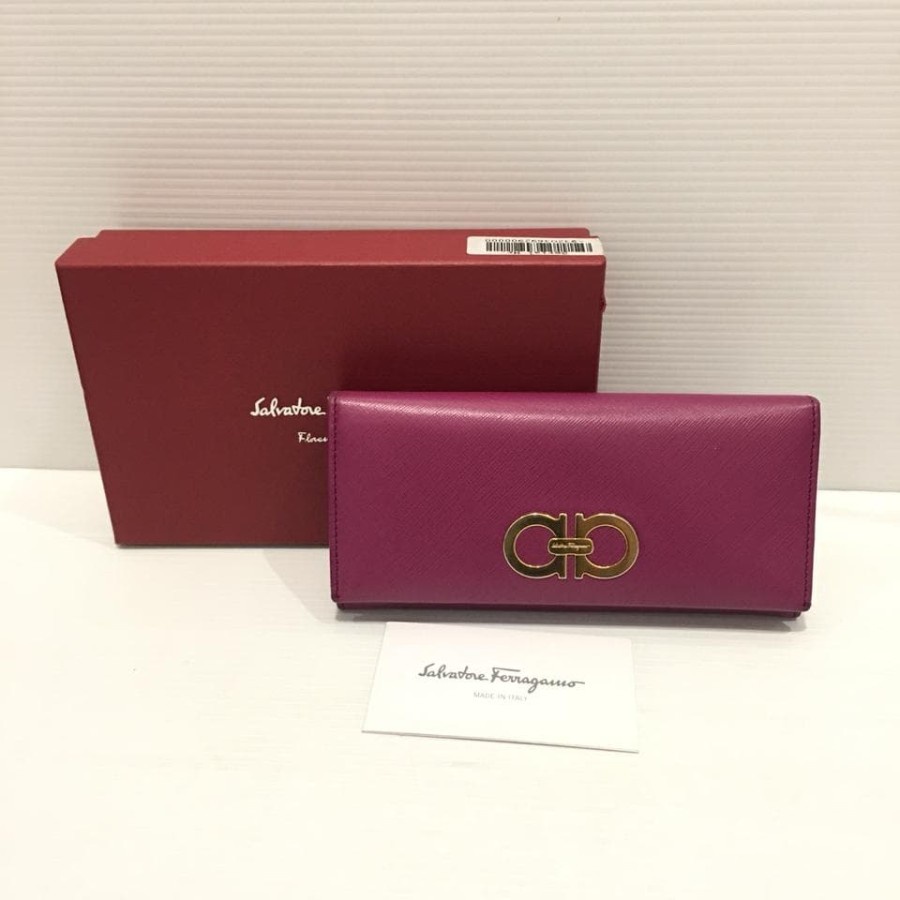 salvatore ferragamo wallet authentic like new