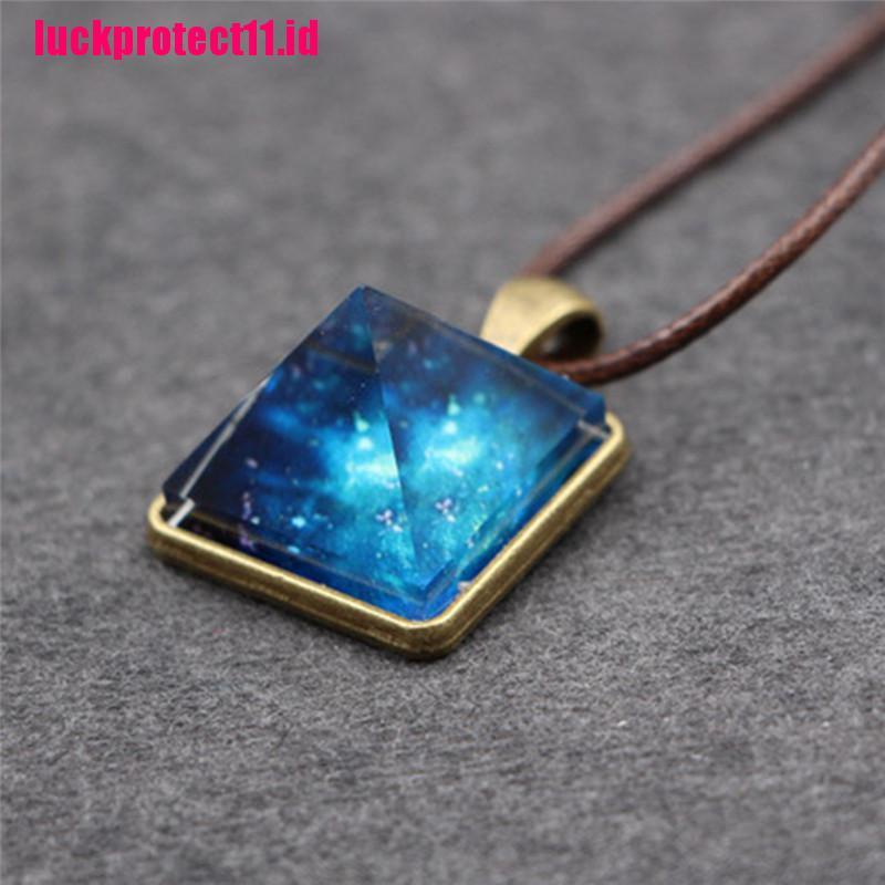 Kalung Dengan Liontin Bentuk Piramida Aksen Kristal Luminous